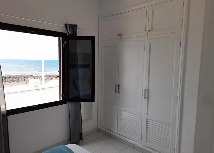 Apartmán El Mar De Peyo , Primera Linea De Playa Playa Honda (Lanzarote)